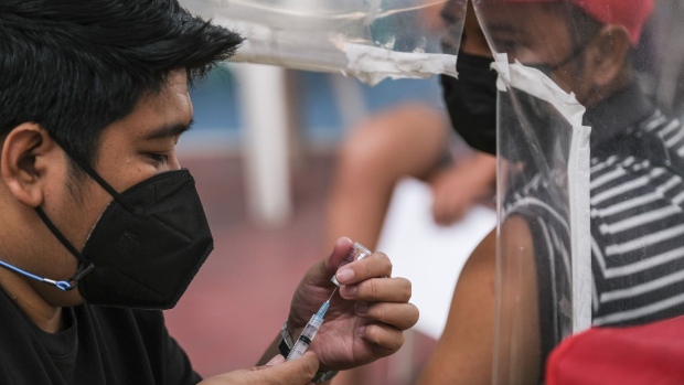 Un travailleur de la santé prépare une dose du vaccin Sinovac Biotech Ltd. Covid-19 dans un centre de vaccination de l'école primaire Pinyahan à Quezon City, dans la région métropolitaine de Manille, aux Philippines, le mardi 28 décembre 2021. Les Philippines ont raccourci l'intervalle pour administrer des rappels de vaccin Covid-19 au milieu de la menace de la variante omicron.