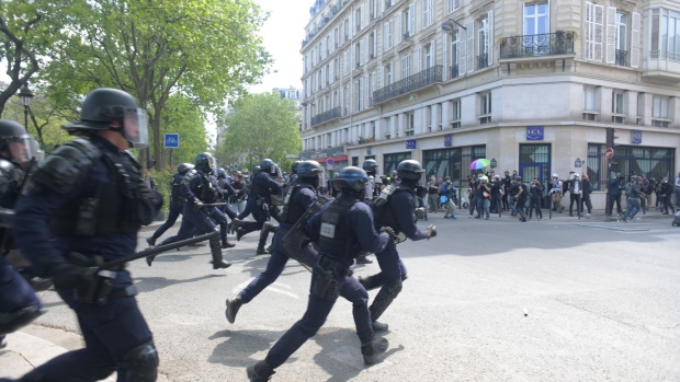 [Image: french-riot-police-run-towards-protester...-1980s.jpg]
