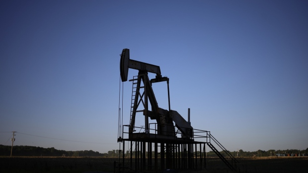 Oil climbs as U.S. crude stockpiles shrink ahead of Fed decision