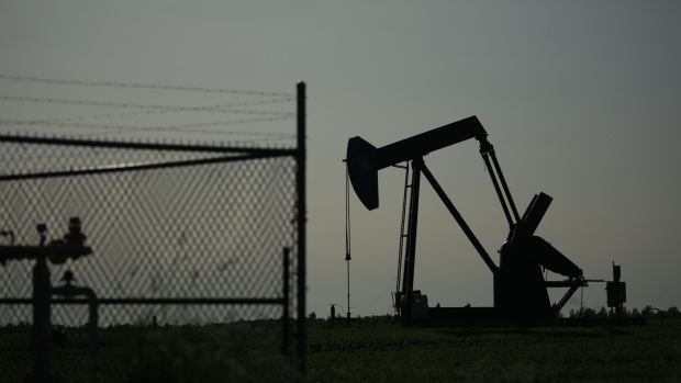 Oil closes week lower as global slowdown worries offset demand