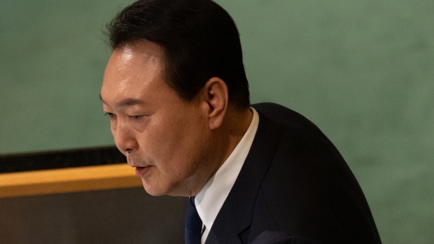 한국 지도자의 외교 문제는 기록적으로 낮은 지원을 보냅니다