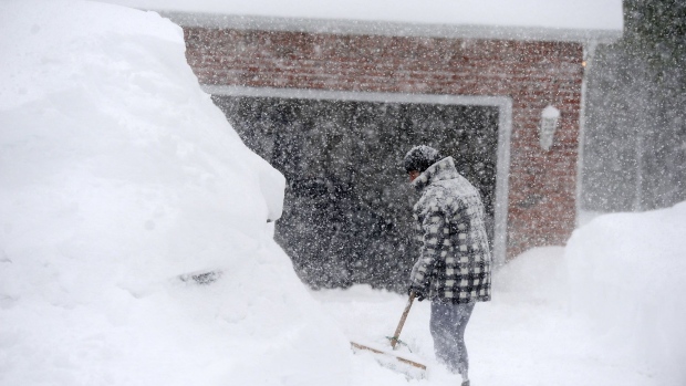 Buffalo Gets a Foot of Snow With More on the Way as Storm Sweeps In From  Great Lakes - BNN Bloomberg
