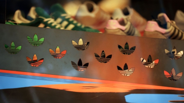 Notebook Omzet afgunst Adidas Says Loss May Hit €700 Million If Yeezy Shoes Unsold - BNN Bloomberg