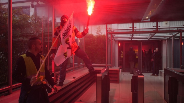French Pension Protesters Briefly Storm LVMH Building in Paris - BNN  Bloomberg