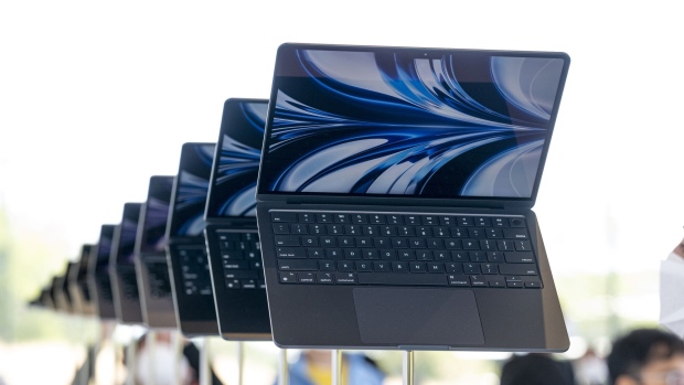 Apple wyprzedza nowe laptopy Mac, zmagając się z recesją