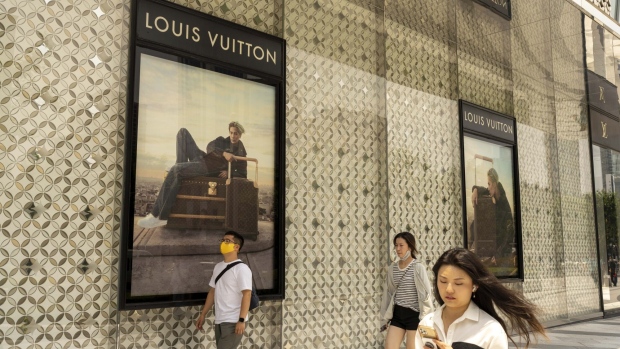 Louis Vuitton Owner's Sales Jump as Chinese Splurge Again - BNN Bloomberg