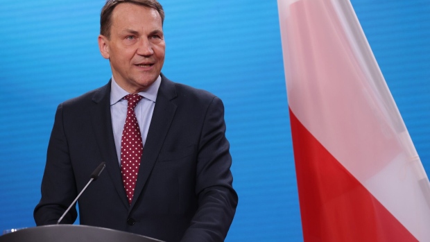 Polski Sikorski twierdzi, że UE powinna powrócić do przedwojennych zasad handlu żywnością z Ukrainą