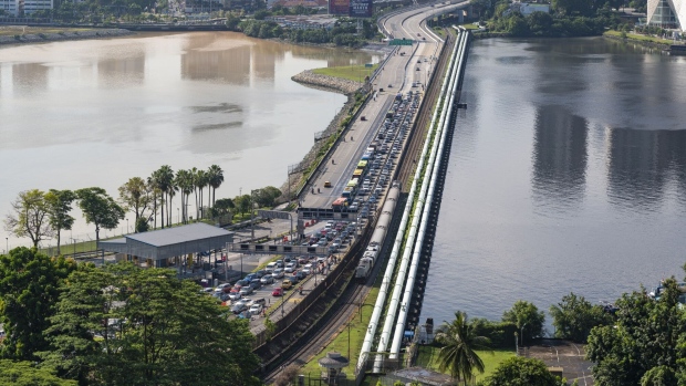 <p>The traffic from Malaysia to Singapore on the Johor–Singapore Causeway.</p>