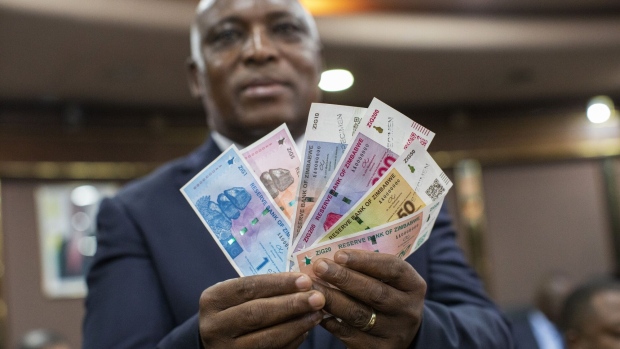 <p>John Mushayavanhu holds ZiG banknotes.</p>