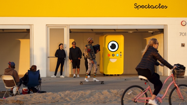 Snapchat Spectacles by Snap Inc. vending machine pop-up store March 2017