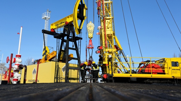 Workers perform a well-workover operation at a multiple well platform, operated by Rosneft PJSC, in the Samotlor oilfield near Nizhnevartovsk, Russia, on Monday, March 20, 2017. Russia's largest oil field, so far past its prime that it now pumps almost 20 times more water than crude, could be on the verge of gushing profits again for Rosneft PJSC. 