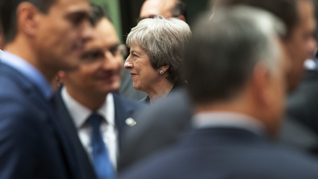 Jean-Claude Juncker, president of the European Commission, center, speaks with Theresa May, U.K. prime minister, during a roundtable discussion at a European Union (EU) leaders summit in Brussels, Belgium, on Thursday, Dec. 13, 2018. Photographer: Jasper Juinen/Bloomberg