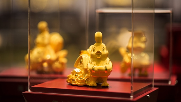 [Bild: gold-chick-figurines-sits-on-display-ins...stores.jpg]
