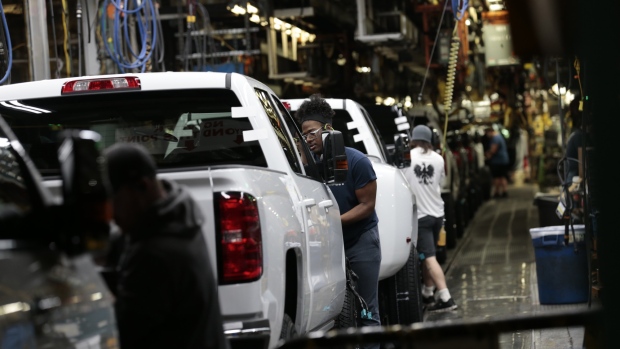Workers inspect General Motors Co. (GM) Chevrolet 2019 Silverado HD and 2019 GMC Sierra HD pickup trucks on the assembly line at the GM plant in Flint, Michigan, U.S., on Tuesday, Feb. 5, 2019. GM is selling lots of expensive pickup trucks and sport utility vehicles in the U.S., which helped its average vehicle sales price hit a record $36,000. That played a big role in the better-than-expected quarterly earnings. 