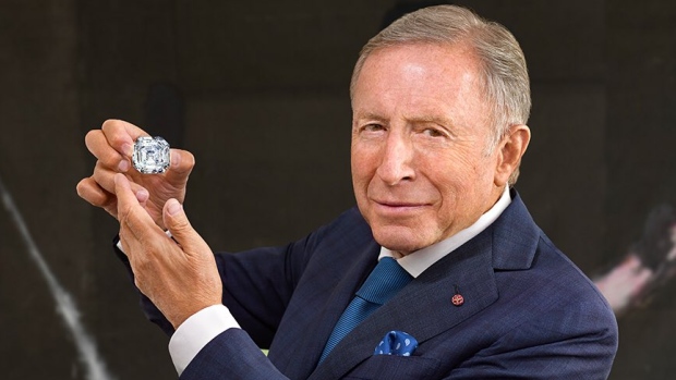 Laurence Graff holds the 302.37 carat Graff Lesedi La Rona diamond.