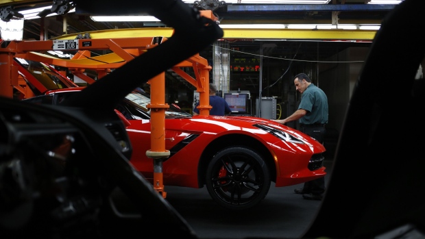 A worker inspects a 2014 Chevrolet Corvette Stingray at the General Motors Co. Bowling Green Assembly Plant in Bowling Green, Kentucky, in 2013. Photographer: Luke Sharrett/Bloomberg