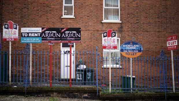 COVENTRY, ENGLAND - MARCH 14: Estate agent "For Sale" and "To Let" signs adorn a fence next to houses on March 14, 2019 in Coventry, England. (Photo by Christopher Furlong/Getty Images) 