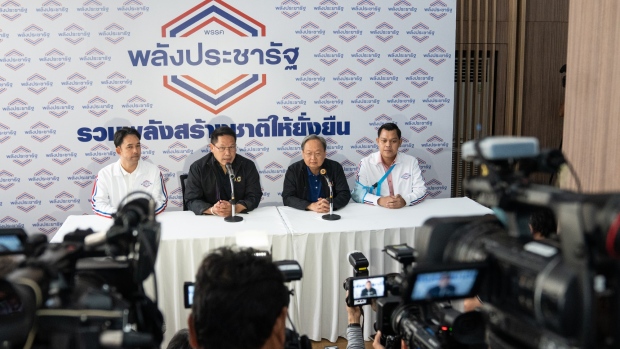 Uttama Savanayana, a leader of the Palang Pracharath party, second left, speaks as Sontirat Sontijirawong, party's secretary-general, third left, looks on during a news conference at the military-backed party's headquarters in Bangkok, Thailand, on Wednesday, March 27, 2019. Seven political parties opposed to Thailand’s ruling junta said they had the numbers to form a majority coalition following Sunday’s general election, intensifying a tussle for power with a pro-military bloc. Photographer: Nicolas Axelrod/Bloomberg 