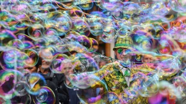 EDINBURGH, SCOTLAND - MAY 27: A street performer on the Royal Mile entertains members of the public with a mass of bubbles on May 27, 2019 in Edinburgh, Scotland. (Photo by Jeff J Mitchell/Getty Images) 