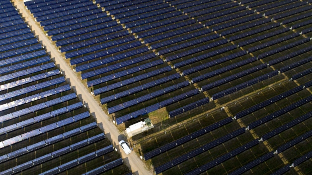 Sun shines on solar panels at the Silicon Ranch Corp. Selmer North solar generating facility in Selmer, Tennessee, U.S., on Thursday, May 24, 2018. Large oil companies in Europe are continuing to diversify their holdings and increase clean-energy investments. Royal Dutch Shell Plc agreed in January to buy a 44 percent stake in Silicon Ranch Corp., the Nashville-based owner and operator of U.S. solar plants. 