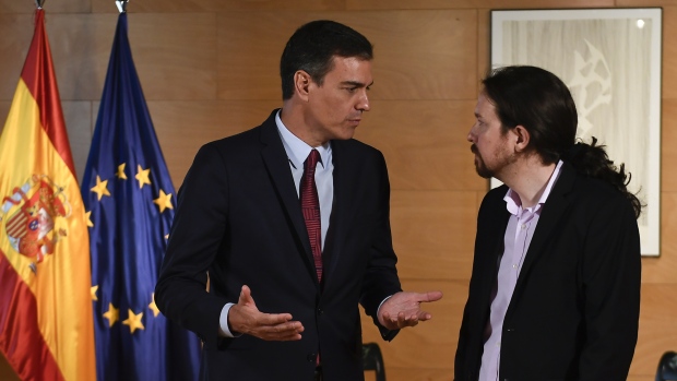 Spanish Prime Minister Pedro Sanchez (L) speaks with Podemos party leader Pablo Iglesias upon his arrival for a meeting at Las Cortes in Madrid on July 9, 2019. - Spain's new parliament will vote on whether to grant socialist leader Pedro Sanchez a second term as prime minister on July 23. To be sworn in again as prime minister Sanchez will need the support of far-left Podemos -- which has 42 seats -- and several other smaller, regional parties.  