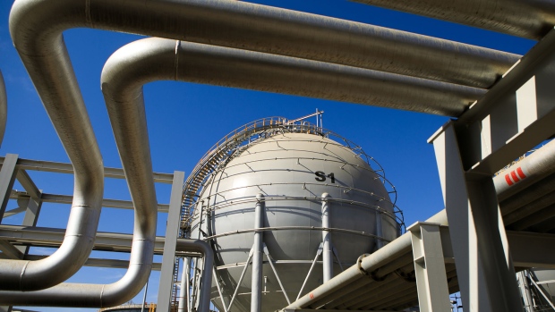 Storage sphere tanks for liquefied natural gas. 