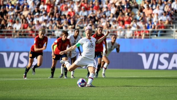 REIMS, FRANCE - JUNE 24: Megan Rapinoe of USA scores a goal from the penalty spot during the 2019 FIFA Women's World Cup France Round Of 16 match between Spain and USA at Stade Auguste Delaune on June 24, 2019 in Reims, France. (Photo by Marc Atkins/Getty Images)