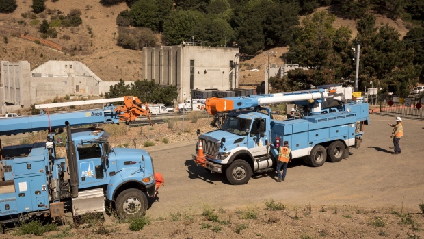 Pacific Gas and Electric (PG&E) employees work above the Caldecott Tunnel in Oakland, California, U.S., on Wednesday, Oct. 9, 2019. Half a million homes and businesses in Northern California lost power and more will soon follow as bankrupt California utility giant PG&E Corp. carries out its biggest-ever intentional blackout to keep power lines from sparking blazes. 