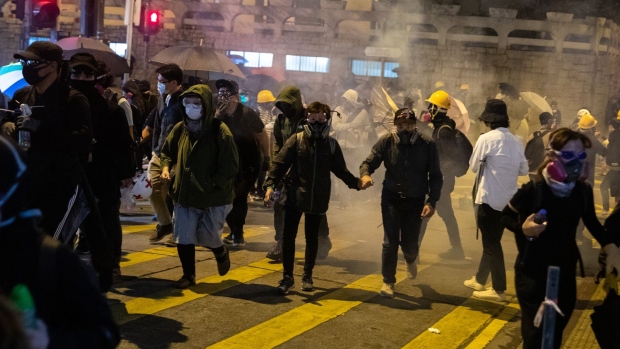Demonstrators and riot police clash during a protest on Nov. 18. Photographer: Kyle Lam/Bloomberg