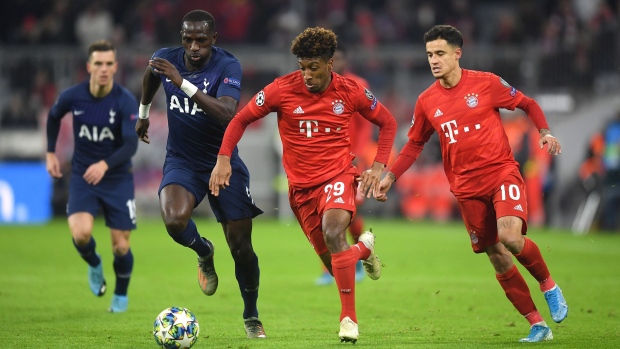 MUNICH, GERMANY - DECEMBER 11: Kingsley Coman of FC Bayern Munich runs with the ball under pressure from Moussa Sissoko of Tottenham Hotspur during the UEFA Champions League group B match between Bayern Muenchen and Tottenham Hotspur at Allianz Arena on December 11, 2019 in Munich, Germany. (Photo by Michael Regan/Getty Images)