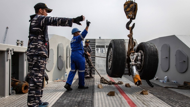 JAKARTA, INDONESIA - NOVEMBER 03: Indonesian navy personnel recover wheels from the Lion Air flight JT 610 at Tanjung priok port on November 3, 2018 in Jakarta, Indonesia. Indonesian authorities said on Saturday that a diver who joined the search operation for Lion Air flight 610 had died after being found unconscious on Friday, possibly due to an accident while diving. All 189 passengers and crew for the Boeing 737 plane are feared dead as rescuers as investigators and agencies from around the world continue its week-long search for victims and the cockpit voice recorder which might solve the mystery to the deadly crash into the Java sea shortly after takeoff.  (Photo by Ulet Ifansasti/Getty Images)