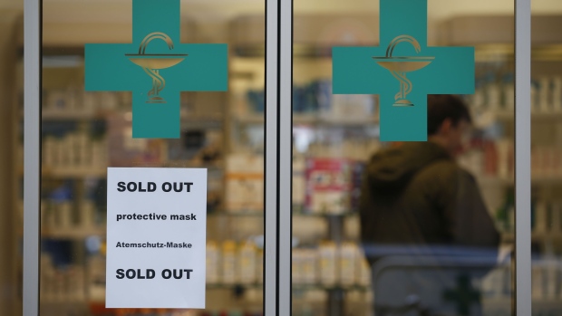 A pharmacy alerts customers of sold out protective face masks in Munich, on Jan. 29. Photographer: Michaela Handrek-Rehle/Bloomberg