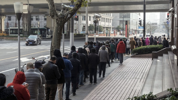 People line up at a drugstore to purchase protective masks in Shanghai on Jan. 29. Photographer: Qilai Shen/Bloomberg