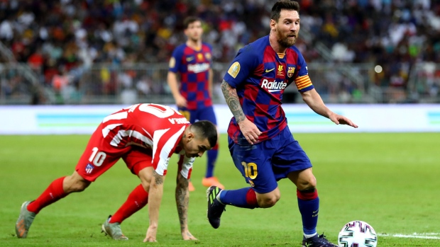 JEDDAH, SAUDI ARABIA - JANUARY 09: Lionel Messi of Barcelona avoids Angel Correa of Athletico Madrid during the Supercopa de Espana Semi-Final match between FC Barcelona and Club Atletico de Madrid at King Abdullah Sports City on January 09, 2020 in Jeddah, Saudi Arabia. (Photo by Francois Nel/Getty Images)