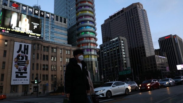 SEOUL, SOUTH KOREA - FEBRUARY 22: People wear masks to prevent the coronavirus (COVID-19) walks along the street on February 22, 2020 in Seoul, South Korea. South Korea reported 229 new cases of the coronavirus (COVID-19) bringing the total number of infections in the nation to 433, with the potentially fatal illness spreading fast across the country. (Photo by Chung Sung-Jun/Getty Images)