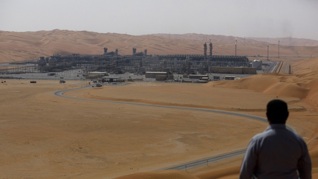 An employee looks out over the Natural Gas Liquids (NGL) facility in Saudi Aramco's Shaybah oilfield in the Rub' Al-Khali (Empty Quarter) desert in Shaybah, Saudi Arabia. Photographer: Simon Dawson/Bloomberg