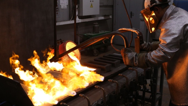 A worker pours molten gold from a crucible into a mold during the casting of large gold ingots in the foundry at the JSC Krastsvetmet non-ferrous metals plant in Krasnoyarsk, Russia, on Tuesday, Nov. 5, 2019. Gold headed for the biggest weekly loss in more than two years as progress in U.S-China trade talks hammered demand for havens and sent miners’ shares tumbling. Photographer: Andrey Rudakov/Bloomberg