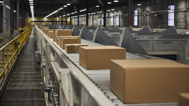 Packages move along a conveyor belt at the FedEx Corp. Ground distribution center in Jersey City, New Jersey, U.S., on Tuesday, Aug. 7, 2018. FedEx is heading into fiscal 2019 running on all cylinders, with revenue growth and margin expansion expected across all three of its segments. Photographer: Marc McAndrews/Bloomberg
