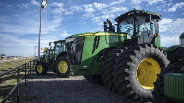 A Deere & Co. John Deere 9510 R tractor sits on display at a United Ag & Turf dealership in Waco, Texas, U.S., on Monday, Nov. 20, 2017. Deere & Co. is scheduled to release earnings figures on November 22. Photographer: Sergio Flores/Bloomberg