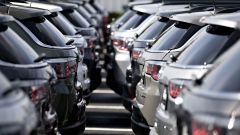 Fiat Chrysler Automobiles NV Jeep sports utility vehicles (SUV) are displayed at a car dealership in Tinley Park, Illinois, U.S., on Monday, Sept. 30, 2019. Auto sales in the U.S. probably took a big step back in September, setting the stage for hefty incentive spending by carmakers struggling to clear old models from dealers' inventory. Photographer: Daniel Acker/Bloomberg