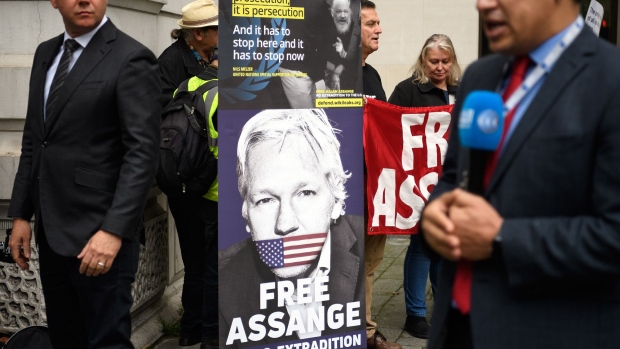 LONDON, ENGLAND - JUNE 14: Members of the media report on the story as supporters of the Wikileaks founder Julian Assange gather to show their solidarity ahead of his expected appearance by video-link at the latest hearing in his ongoing extradition case at the City of Westminster Magistrates Court on June 14, 2019 in London, England. The Home Secretary, Sajid Javid, yesterday announced in an interview that he has signed a request for Julian Assange to be extradited to the US where he faces charges of computer hacking. (Photo by Leon Neal/Getty Images) Photographer: Leon Neal/Getty Images Europe