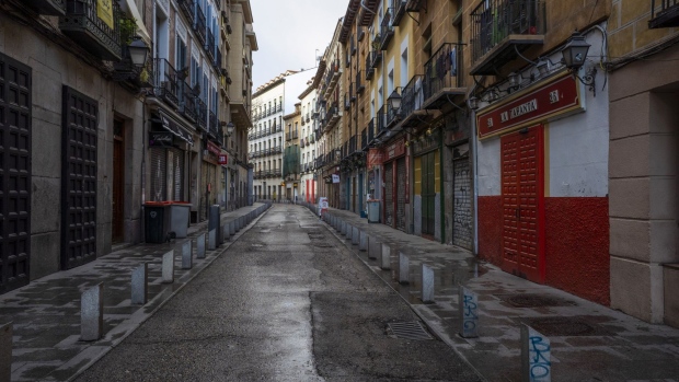 Shuttered bars and tapas restaurants line a deserted street in Madrid on March 16. Photographer: Angel Navarrete/Bloomberg