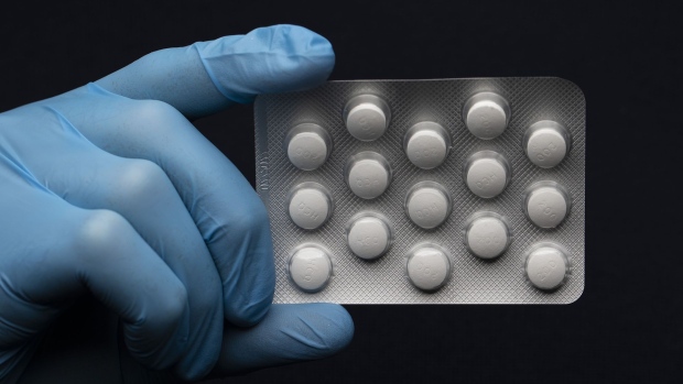 LONDON, UNITED KINGDOM - MARCH 26: In this photo illustration a pack of Hydroxychloroquine Sulfate medication is held up on March 26, 2020 in London, United Kingdom. The Coronavirus (COVID-19) pandemic has spread to many countries across the world, claiming over 20,000 lives and infecting hundreds of thousands more. U.S. President Donald Trump recently promoted Hydroxychloroquine, a common anti-malaria drug, as a potential treatment for COVID-19 when combined with the antibiotic azithromycin. “HYDROXYCHLOROQUINE & AZITHROMYCIN, taken together, have a real chance to be one of the biggest game changers in the history of medicine,” President Trump tweeted last week. (Photo by John Phillips/Getty Images)