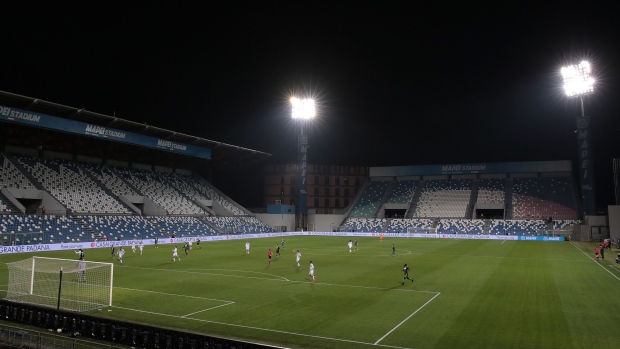 REGGIO NELL'EMILIA, ITALY - MARCH 09: A general view of play in the empty stadium after rules to limit the spread of Covid-19 were put in place for the Serie A match between US Sassuolo and Brescia Calcio at Mapei Stadium - Citta del Tricolore on March 9, 2020 in Reggio nell'Emilia, Italy (Photo by Emilio Andreoli/Getty Images)