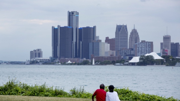 A couple sits on Belle Isle while looking at the skyline in Detroit, Michigan, U.S., on Thursday, June 22, 2017. To lure more young talent straight out of school, Detroit is giving itself a full-on Silicon Valley makeover. General Motors Co. is spending $1 billion renovating its 60-year-old Tech Center in a northern suburb. Photographer: Anthony Lanzilote/Bloomberg