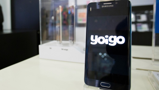 A Yoigo logo sits on the screen of a Samsung Electronics Co. Galaxy S6 smartphone inside a Yoigo SA telecommunications store in Madrid, Spain, on Tuesday, Nov. 3, 2015. Teliasonera AB is reviving plans to sell its Spanish mobile-phone unit Yoigo SA after receiving interest from local telecommunications provider Masmovil Ibercom SA as well as private-equity firms, according to people with knowledge of the matter. Photographer: Bloomberg/Bloomberg