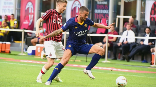 MILAN, ITALY - JUNE 28: (L - R) Alexis Saelemaekers of AC Milan competes for the ball with Leonardo Spinazzola of AS Roma during the Serie A match between AC Milan and AS Roma at Stadio Giuseppe Meazza on June 28, 2020 in Milan, Italy. (Photo by Pier Marco Tacca/Getty Images)