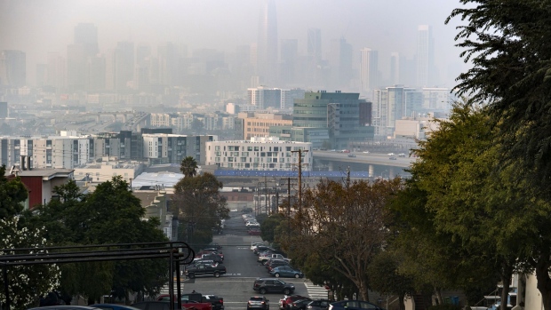 The San Francisco skyline is obscured by smoke from wildfires in San Francisco, California, U.S., on Friday, Nov. 16, 2018. Photographer: David Paul Morris/Bloomberg