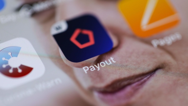 The Wirecard Payout app launch button is displayed on a smartphone.