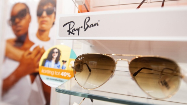 naaien Metafoor Gepland Ray-Ban Maker Starts Legal Action for Takeover Target - BNN Bloomberg